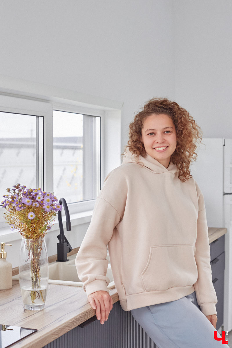 В конце сентябре 2022 года фотограф Юлия Алферова вместе с супругом переехала в свой новый дом под Владимиром. Мы немедленно напросились к ней в гости, чтобы показать вам, как круто может выглядеть современная жилая постройка, выполненная в стиле скандинавского минимализма.