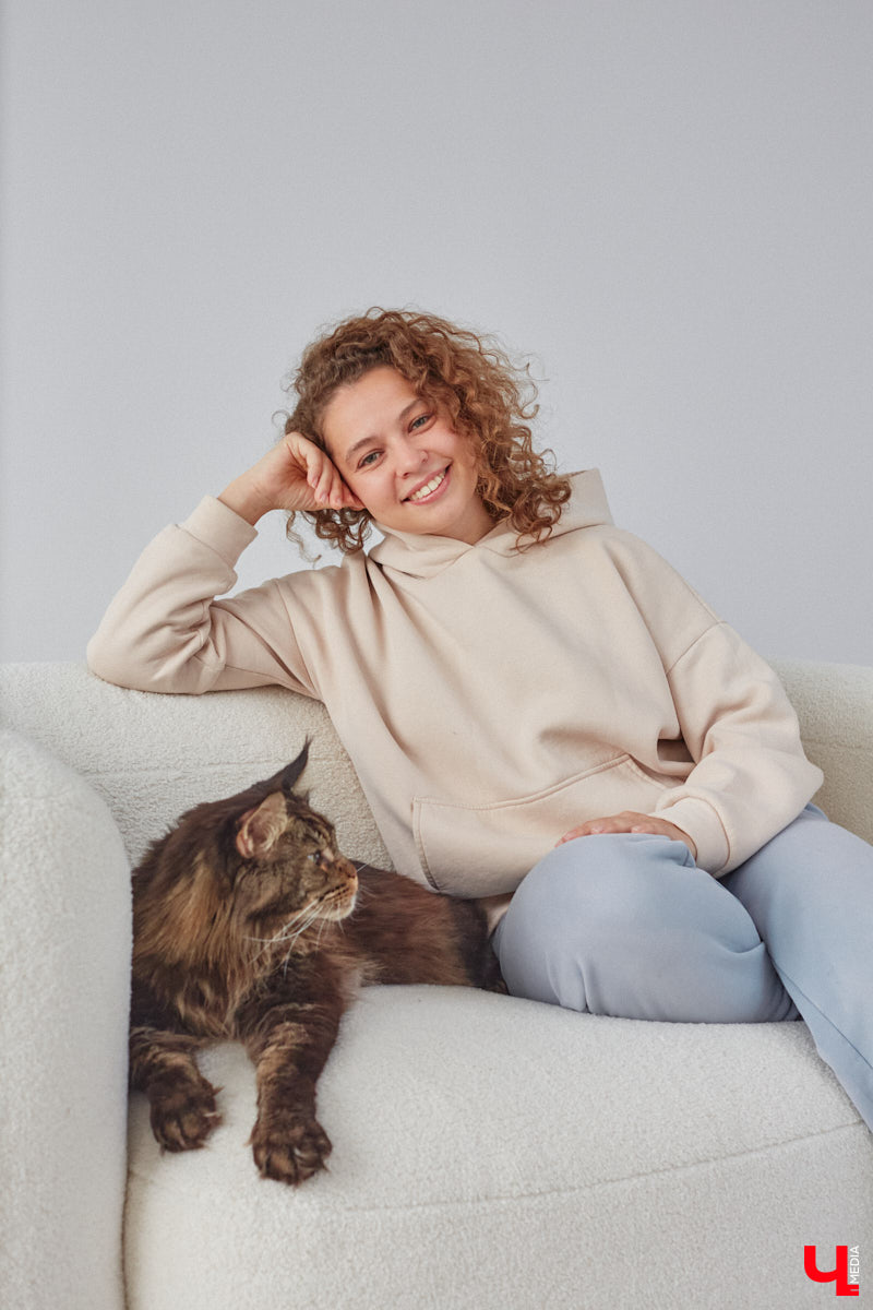 В конце сентябре 2022 года фотограф Юлия Алферова вместе с супругом переехала в свой новый дом под Владимиром. Мы немедленно напросились к ней в гости, чтобы показать вам, как круто может выглядеть современная жилая постройка, выполненная в стиле скандинавского минимализма.