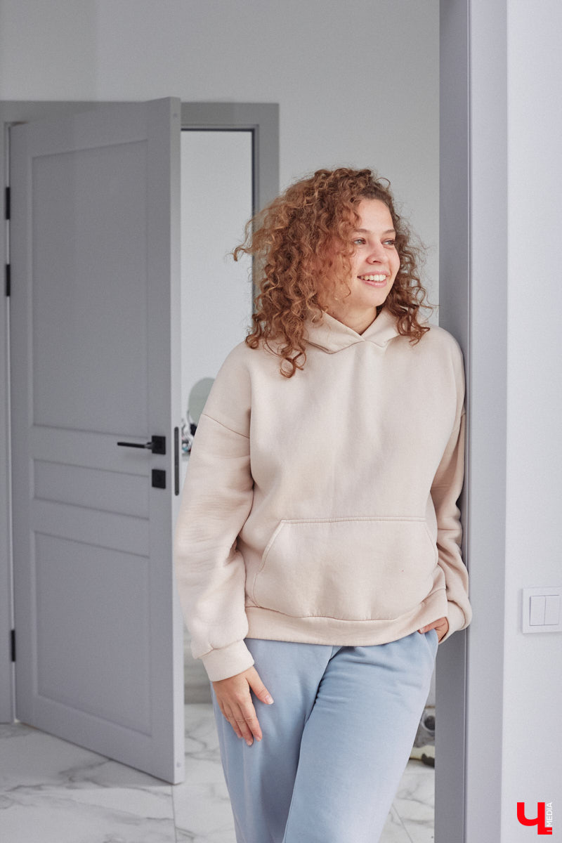 В конце сентябре 2022 года фотограф Юлия Алферова вместе с супругом переехала в свой новый дом под Владимиром. Мы немедленно напросились к ней в гости, чтобы показать вам, как круто может выглядеть современная жилая постройка, выполненная в стиле скандинавского минимализма.