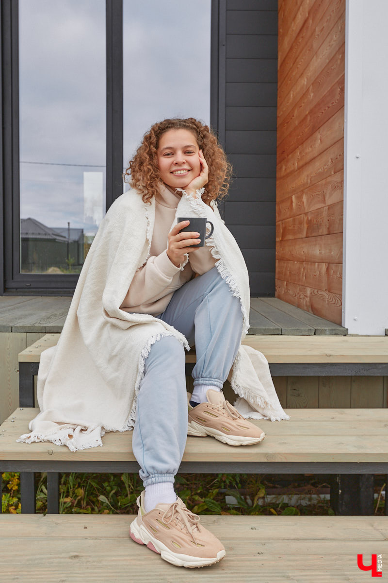 В конце сентябре 2022 года фотограф Юлия Алферова вместе с супругом переехала в свой новый дом под Владимиром. Мы немедленно напросились к ней в гости, чтобы показать вам, как круто может выглядеть современная жилая постройка, выполненная в стиле скандинавского минимализма.