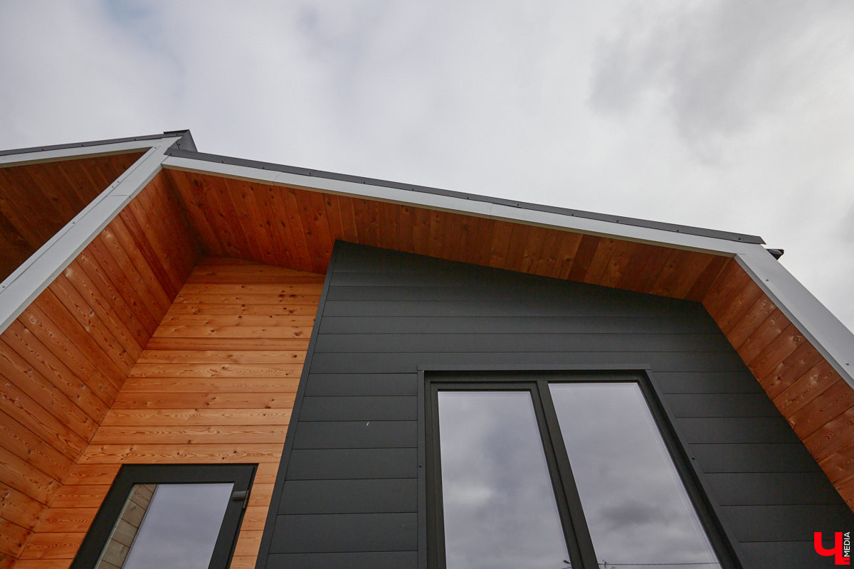 В конце сентябре 2022 года фотограф Юлия Алферова вместе с супругом переехала в свой новый дом под Владимиром. Мы немедленно напросились к ней в гости, чтобы показать вам, как круто может выглядеть современная жилая постройка, выполненная в стиле скандинавского минимализма.