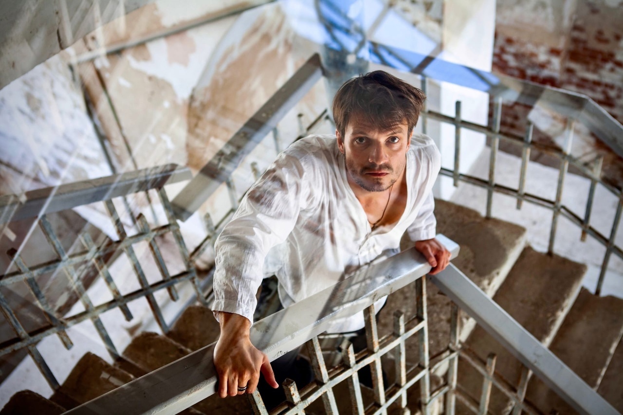 Летом нашумевшее «Чернобылем» творческое товарищество «ТТ Завод» объявило о подготовке проекта под названием «Смешные человечки». Премьера в свете глобальных для общества событий переносилась, но теперь «Заводу» никуда не спрятаться. Ледовый дворец для проведения представления уже забронирован. О том, насколько сумасшедшей будет новая работа объединения, рассказывает его основатель, актёр Александр Аладышев.