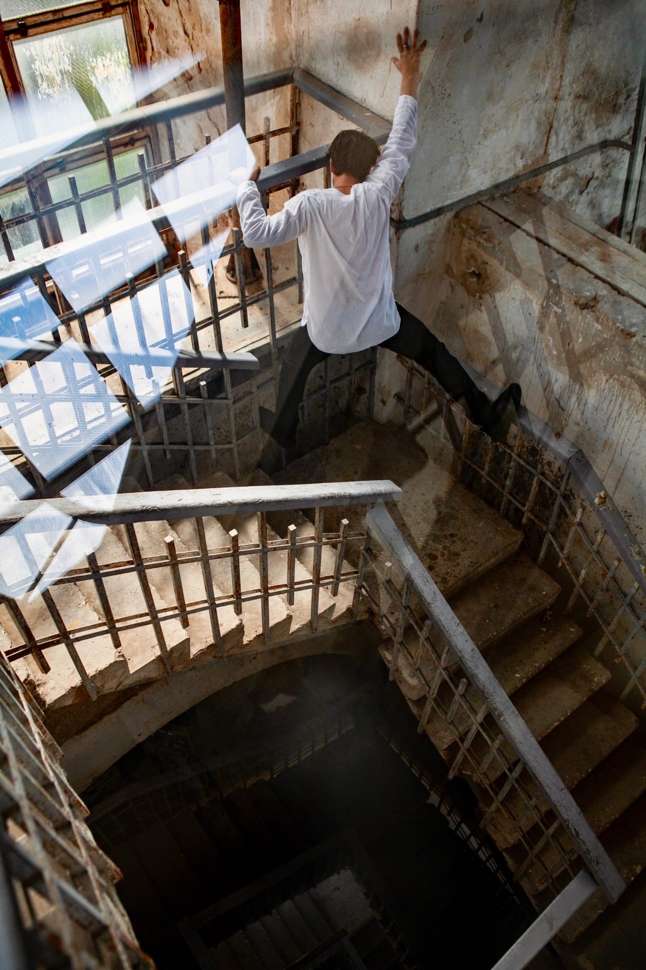 Летом нашумевшее «Чернобылем» творческое товарищество «ТТ Завод» объявило о подготовке проекта под названием «Смешные человечки». Премьера в свете глобальных для общества событий переносилась, но теперь «Заводу» никуда не спрятаться. Ледовый дворец для проведения представления уже забронирован. О том, насколько сумасшедшей будет новая работа объединения, рассказывает его основатель, актёр Александр Аладышев.