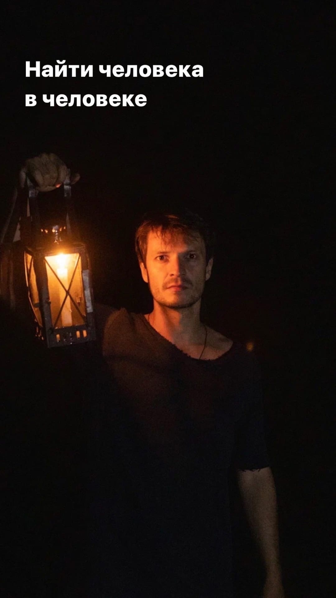 Летом нашумевшее «Чернобылем» творческое товарищество «ТТ Завод» объявило о подготовке проекта под названием «Смешные человечки». Премьера в свете глобальных для общества событий переносилась, но теперь «Заводу» никуда не спрятаться. Ледовый дворец для проведения представления уже забронирован. О том, насколько сумасшедшей будет новая работа объединения, рассказывает его основатель, актёр Александр Аладышев.