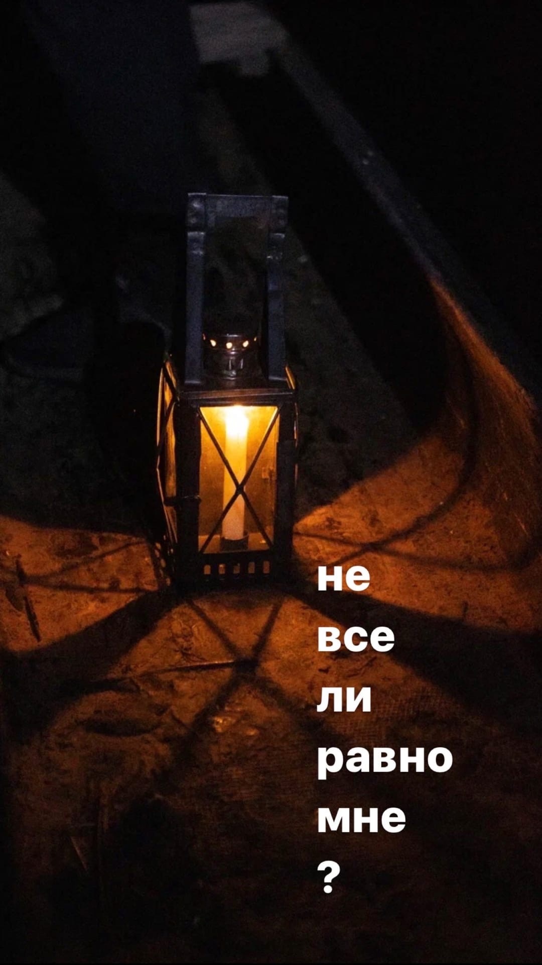 Летом нашумевшее «Чернобылем» творческое товарищество «ТТ Завод» объявило о подготовке проекта под названием «Смешные человечки». Премьера в свете глобальных для общества событий переносилась, но теперь «Заводу» никуда не спрятаться. Ледовый дворец для проведения представления уже забронирован. О том, насколько сумасшедшей будет новая работа объединения, рассказывает его основатель, актёр Александр Аладышев.