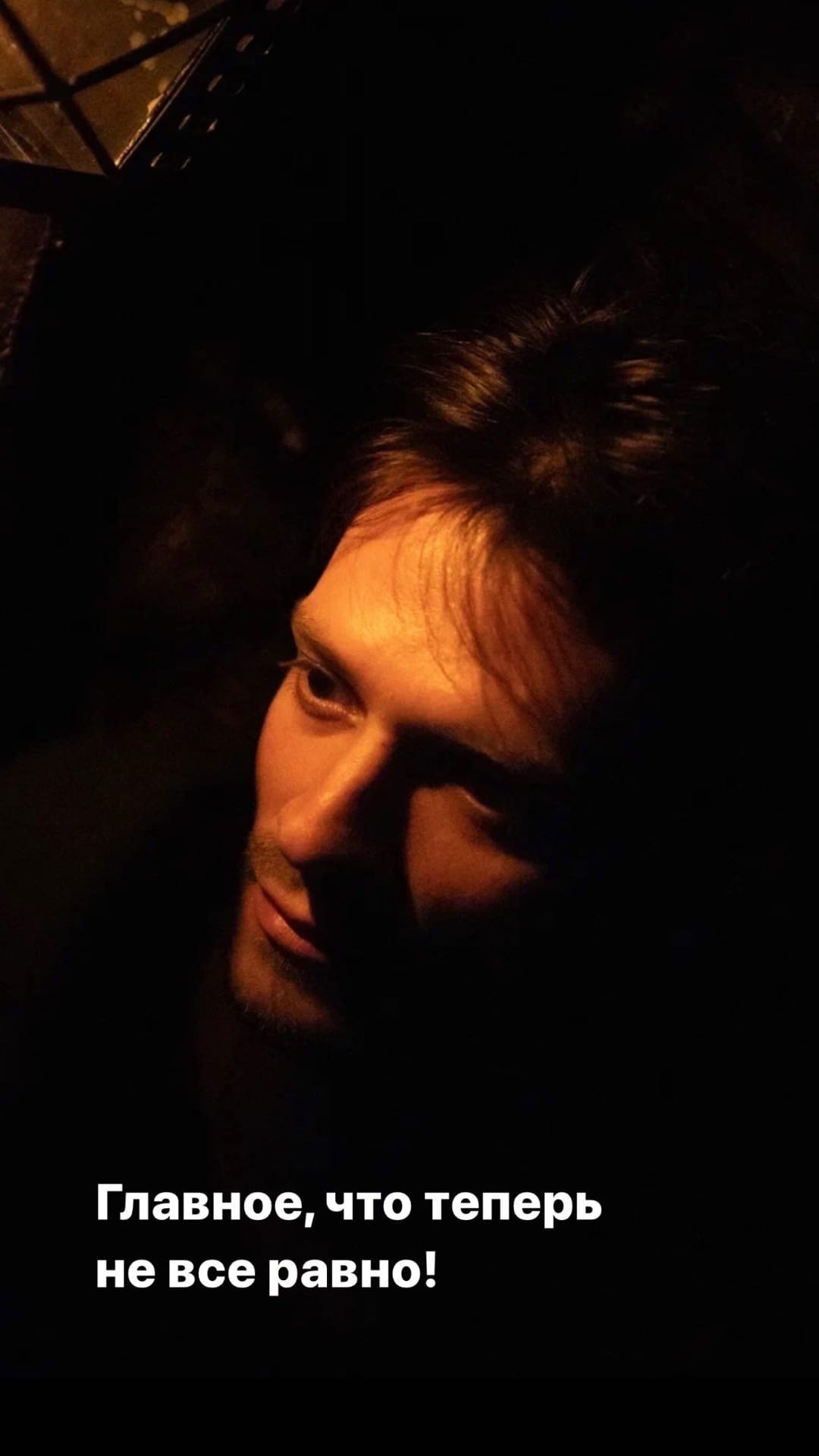 Летом нашумевшее «Чернобылем» творческое товарищество «ТТ Завод» объявило о подготовке проекта под названием «Смешные человечки». Премьера в свете глобальных для общества событий переносилась, но теперь «Заводу» никуда не спрятаться. Ледовый дворец для проведения представления уже забронирован. О том, насколько сумасшедшей будет новая работа объединения, рассказывает его основатель, актёр Александр Аладышев.