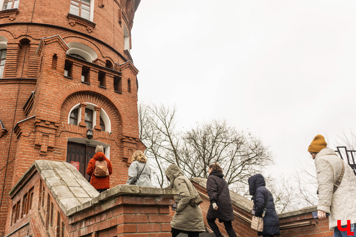 На пути к созданию шедевров Фёдор Достоевский преодолел немало трудностей, часть из которых и привели его в областной центр 33-го региона. Об этом рассказала местным инфлюенсерам экскурсовод Татьяна Лысова при участии рестораторов и музейных сотрудников.