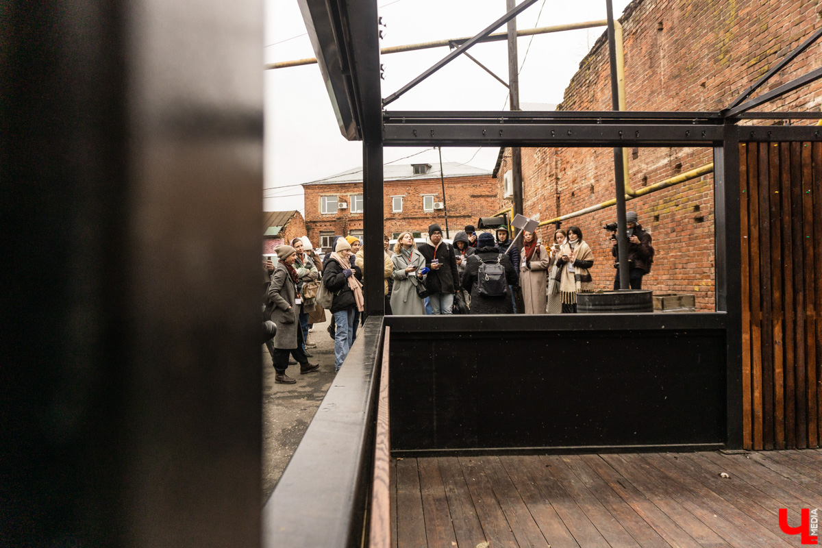 На пути к созданию шедевров Фёдор Достоевский преодолел немало трудностей, часть из которых и привели его в областной центр 33-го региона. Об этом рассказала местным инфлюенсерам экскурсовод Татьяна Лысова при участии рестораторов и музейных сотрудников.