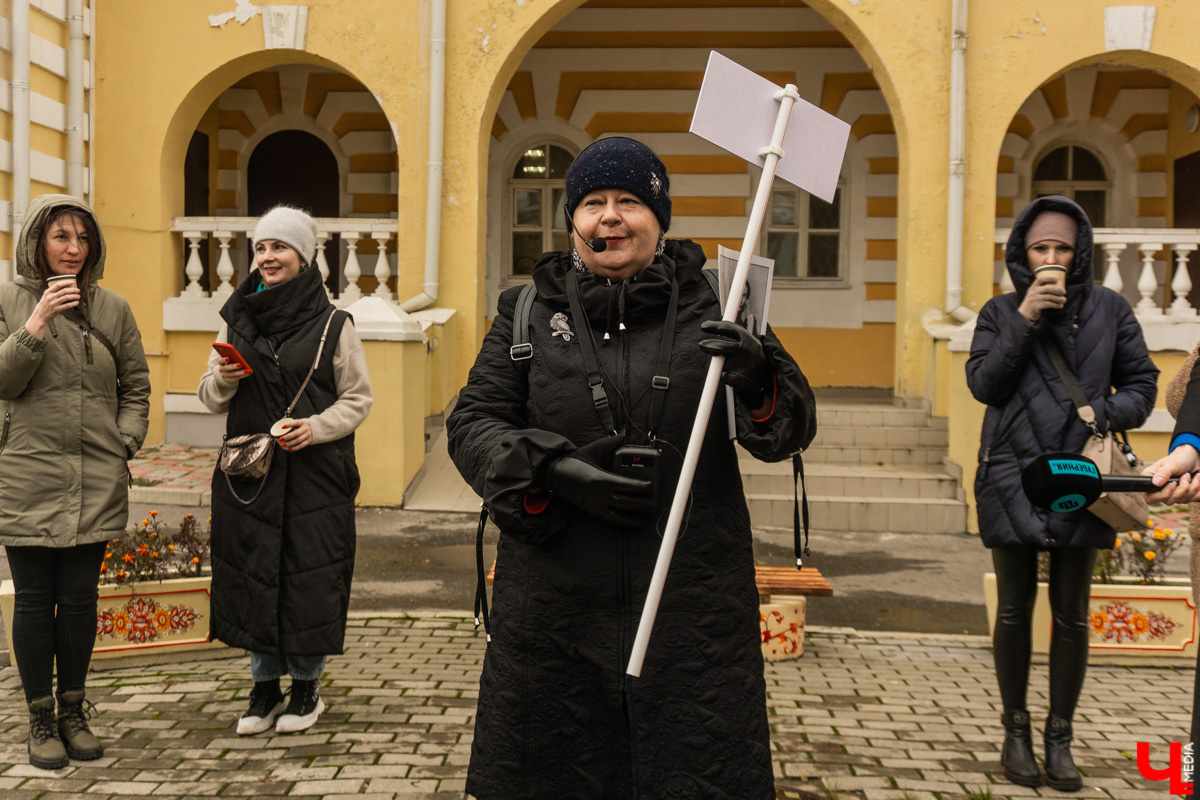 На пути к созданию шедевров Фёдор Достоевский преодолел немало трудностей, часть из которых и привели его в областной центр 33-го региона. Об этом рассказала местным инфлюенсерам экскурсовод Татьяна Лысова при участии рестораторов и музейных сотрудников.
