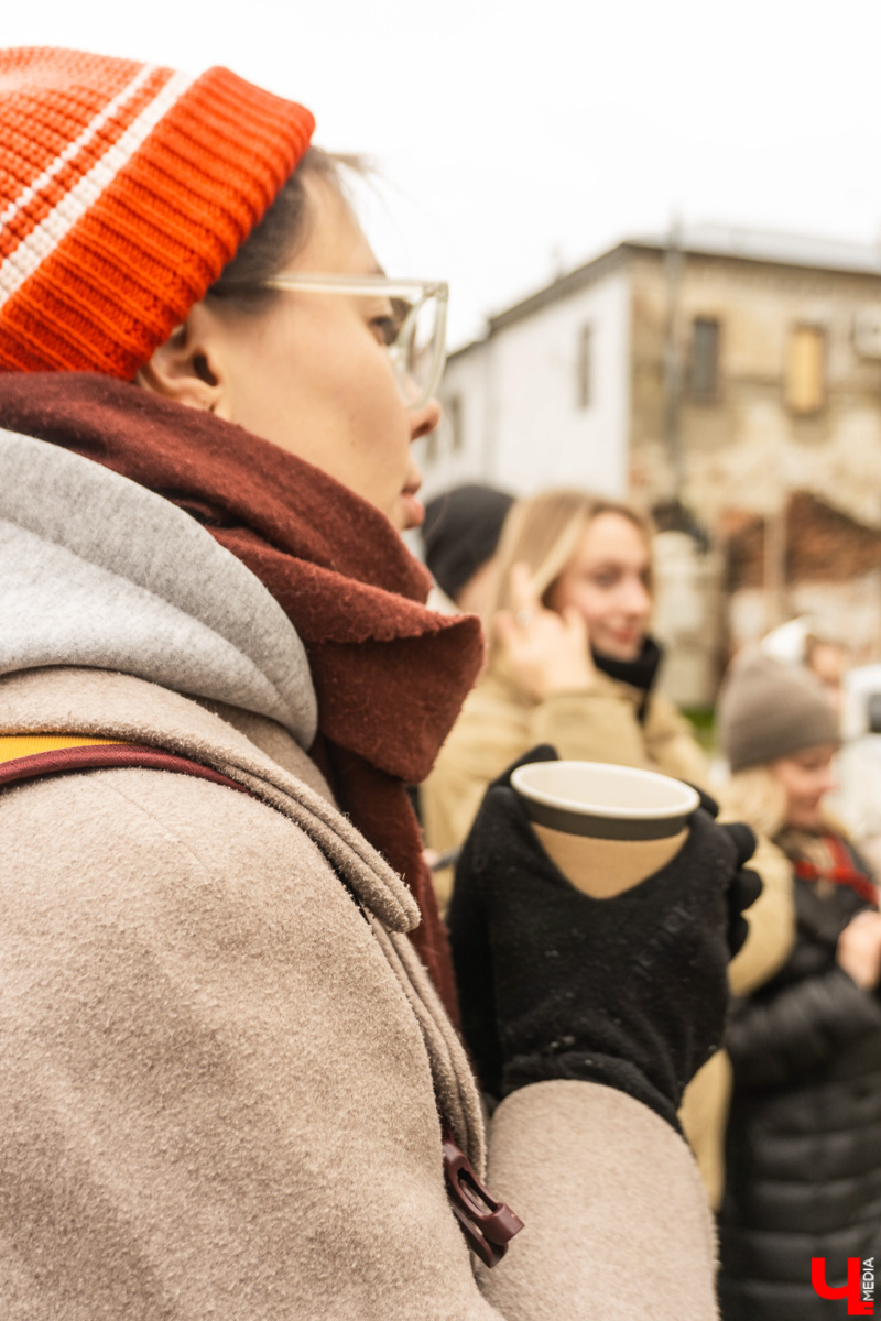 На пути к созданию шедевров Фёдор Достоевский преодолел немало трудностей, часть из которых и привели его в областной центр 33-го региона. Об этом рассказала местным инфлюенсерам экскурсовод Татьяна Лысова при участии рестораторов и музейных сотрудников.