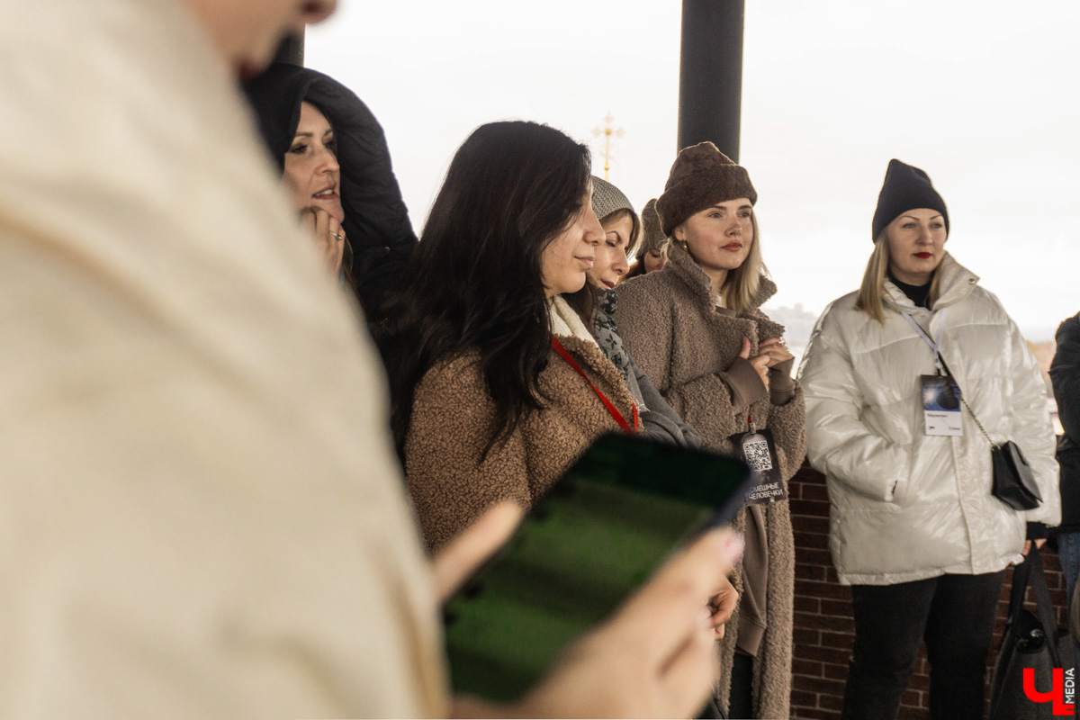 На пути к созданию шедевров Фёдор Достоевский преодолел немало трудностей, часть из которых и привели его в областной центр 33-го региона. Об этом рассказала местным инфлюенсерам экскурсовод Татьяна Лысова при участии рестораторов и музейных сотрудников.
