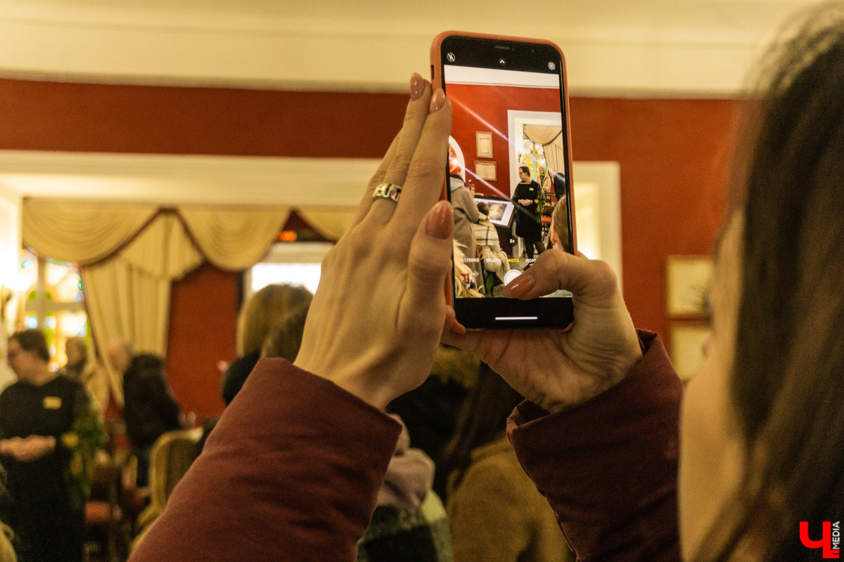 На пути к созданию шедевров Фёдор Достоевский преодолел немало трудностей, часть из которых и привели его в областной центр 33-го региона. Об этом рассказала местным инфлюенсерам экскурсовод Татьяна Лысова при участии рестораторов и музейных сотрудников.