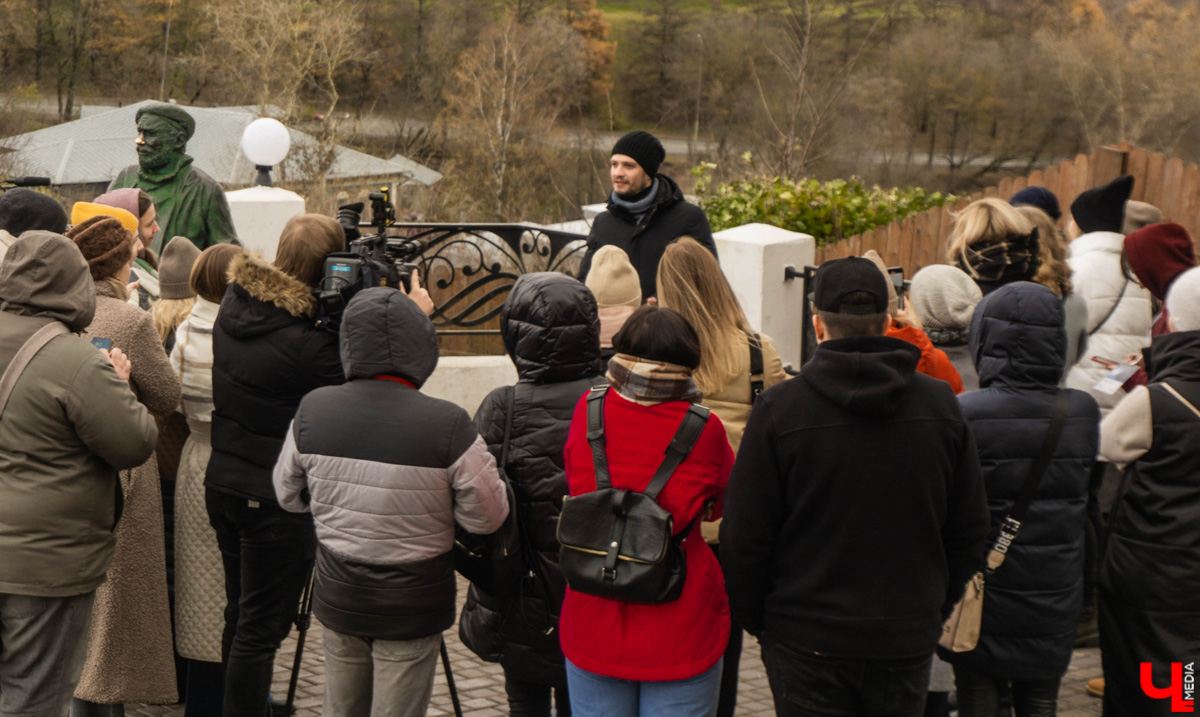 На пути к созданию шедевров Фёдор Достоевский преодолел немало трудностей, часть из которых и привели его в областной центр 33-го региона. Об этом рассказала местным инфлюенсерам экскурсовод Татьяна Лысова при участии рестораторов и музейных сотрудников.