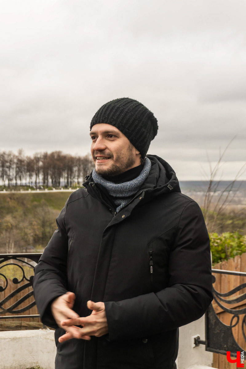 На пути к созданию шедевров Фёдор Достоевский преодолел немало трудностей, часть из которых и привели его в областной центр 33-го региона. Об этом рассказала местным инфлюенсерам экскурсовод Татьяна Лысова при участии рестораторов и музейных сотрудников.