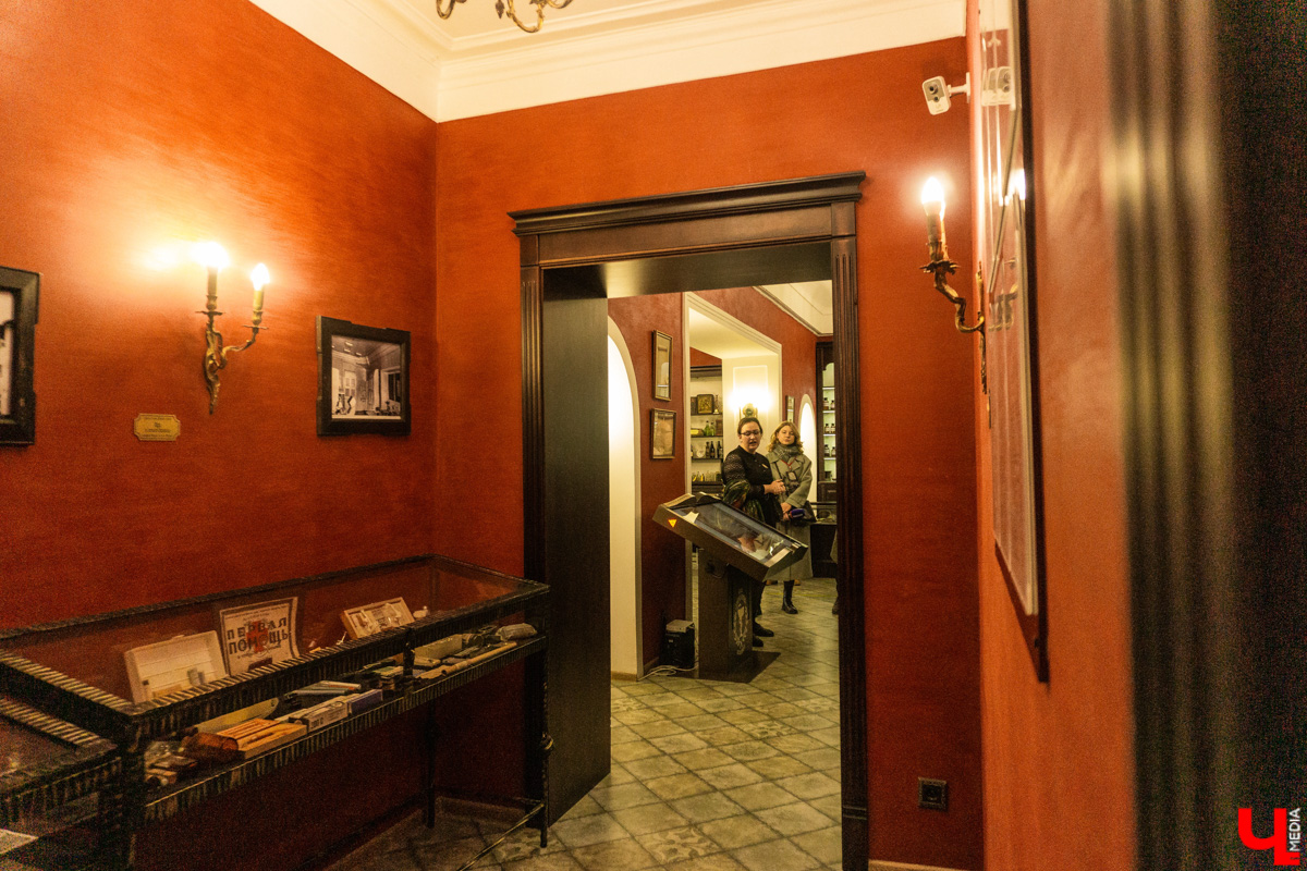 На пути к созданию шедевров Фёдор Достоевский преодолел немало трудностей, часть из которых и привели его в областной центр 33-го региона. Об этом рассказала местным инфлюенсерам экскурсовод Татьяна Лысова при участии рестораторов и музейных сотрудников.