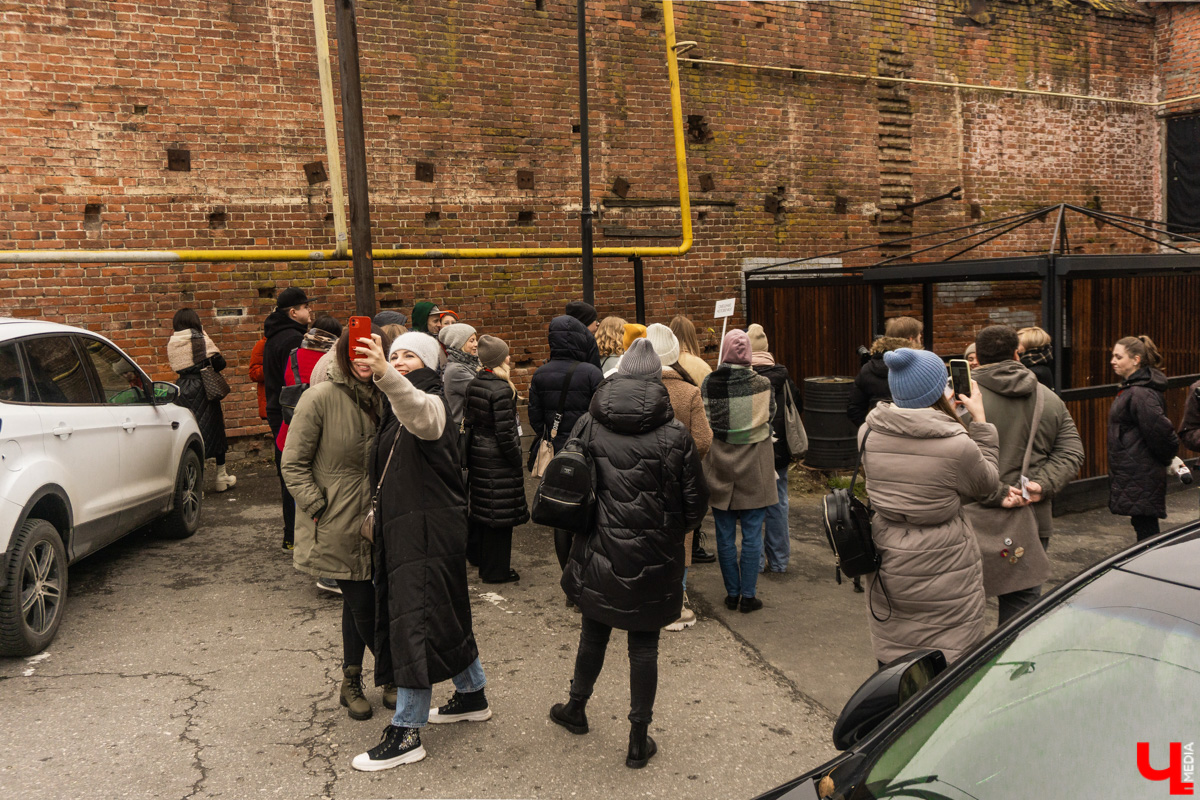 На пути к созданию шедевров Фёдор Достоевский преодолел немало трудностей, часть из которых и привели его в областной центр 33-го региона. Об этом рассказала местным инфлюенсерам экскурсовод Татьяна Лысова при участии рестораторов и музейных сотрудников.