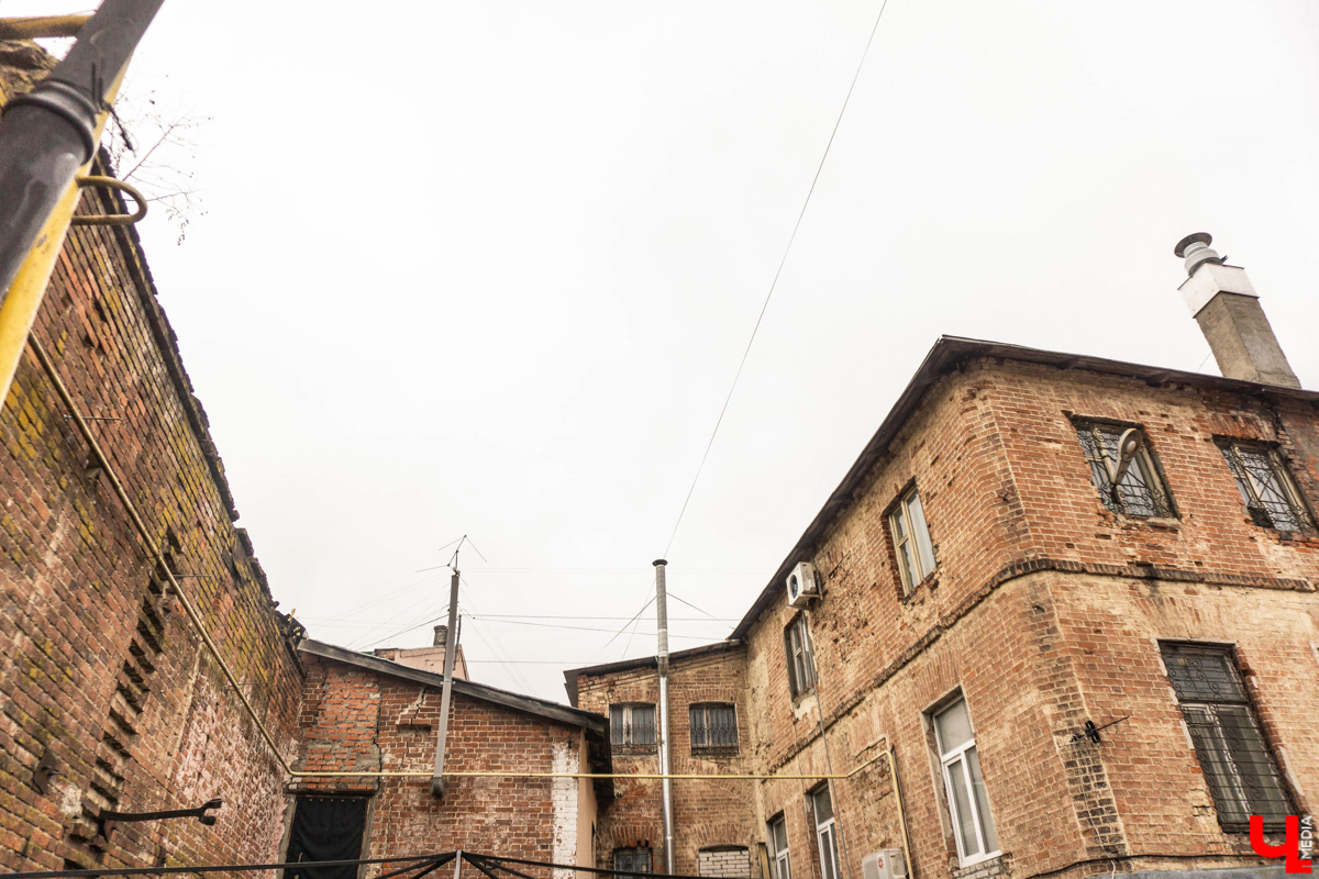 На пути к созданию шедевров Фёдор Достоевский преодолел немало трудностей, часть из которых и привели его в областной центр 33-го региона. Об этом рассказала местным инфлюенсерам экскурсовод Татьяна Лысова при участии рестораторов и музейных сотрудников.