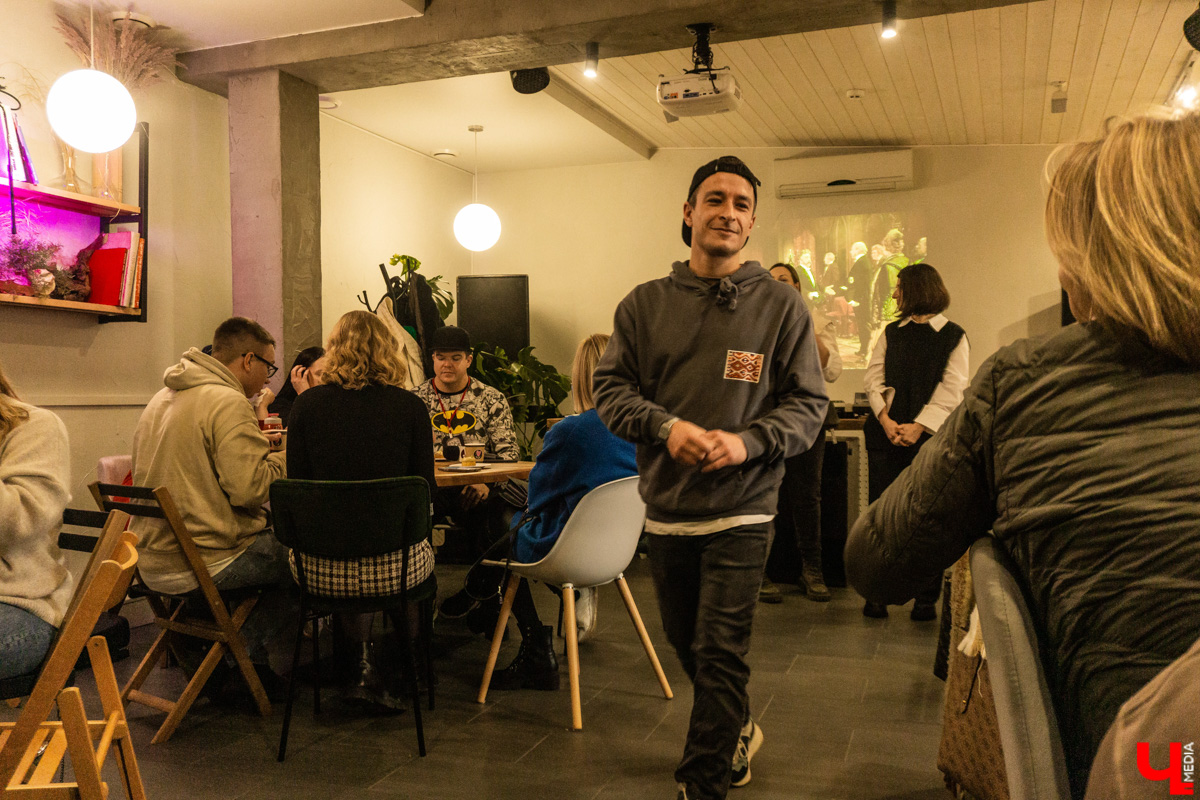 На пути к созданию шедевров Фёдор Достоевский преодолел немало трудностей, часть из которых и привели его в областной центр 33-го региона. Об этом рассказала местным инфлюенсерам экскурсовод Татьяна Лысова при участии рестораторов и музейных сотрудников.