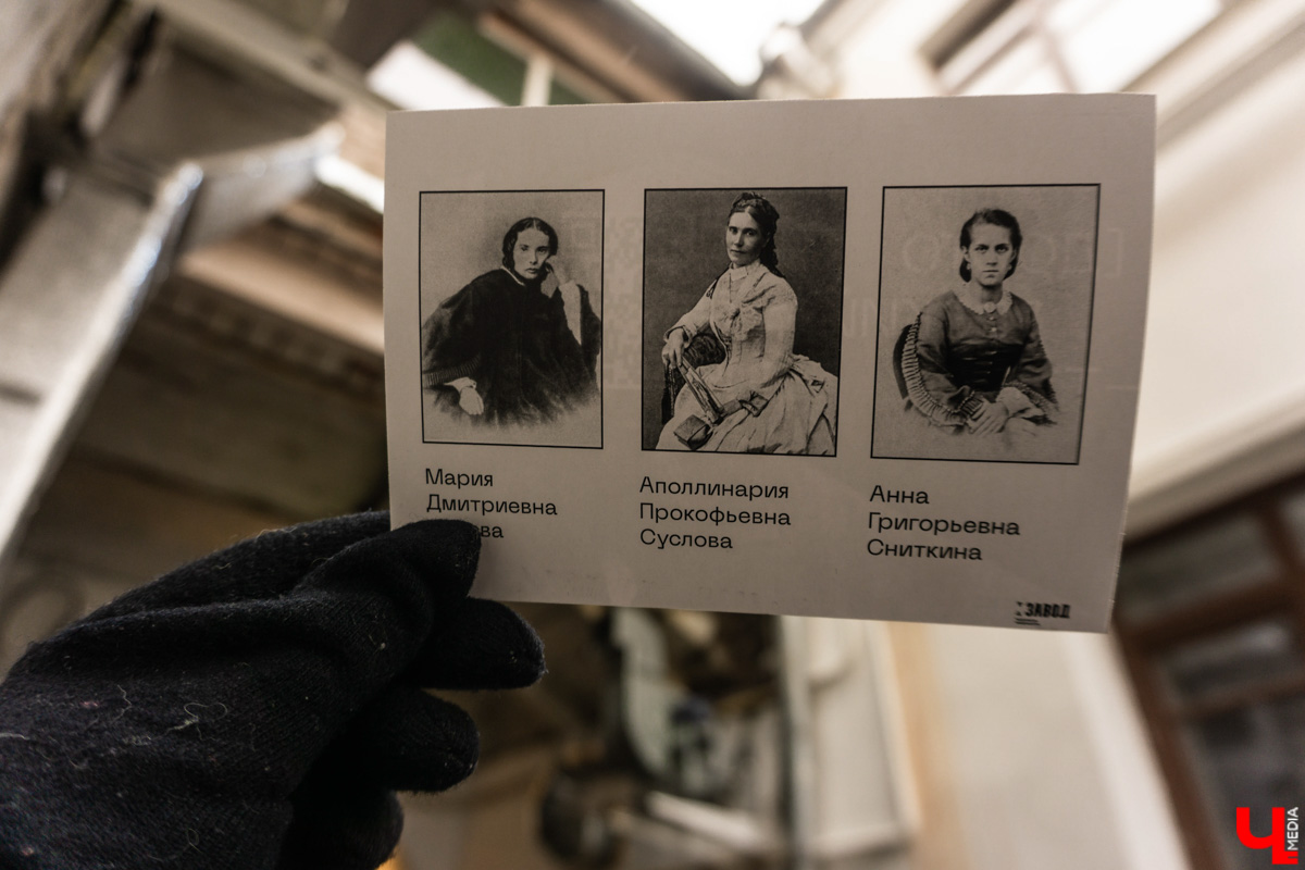 На пути к созданию шедевров Фёдор Достоевский преодолел немало трудностей, часть из которых и привели его в областной центр 33-го региона. Об этом рассказала местным инфлюенсерам экскурсовод Татьяна Лысова при участии рестораторов и музейных сотрудников.