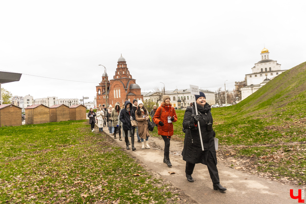 На пути к созданию шедевров Фёдор Достоевский преодолел немало трудностей, часть из которых и привели его в областной центр 33-го региона. Об этом рассказала местным инфлюенсерам экскурсовод Татьяна Лысова при участии рестораторов и музейных сотрудников.
