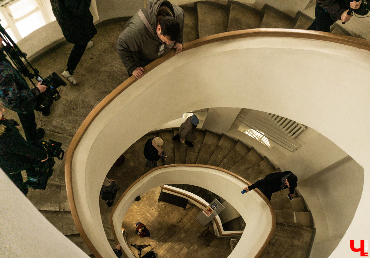 На пути к созданию шедевров Фёдор Достоевский преодолел немало трудностей, часть из которых и привели его в областной центр 33-го региона. Об этом рассказала местным инфлюенсерам экскурсовод Татьяна Лысова при участии рестораторов и музейных сотрудников.