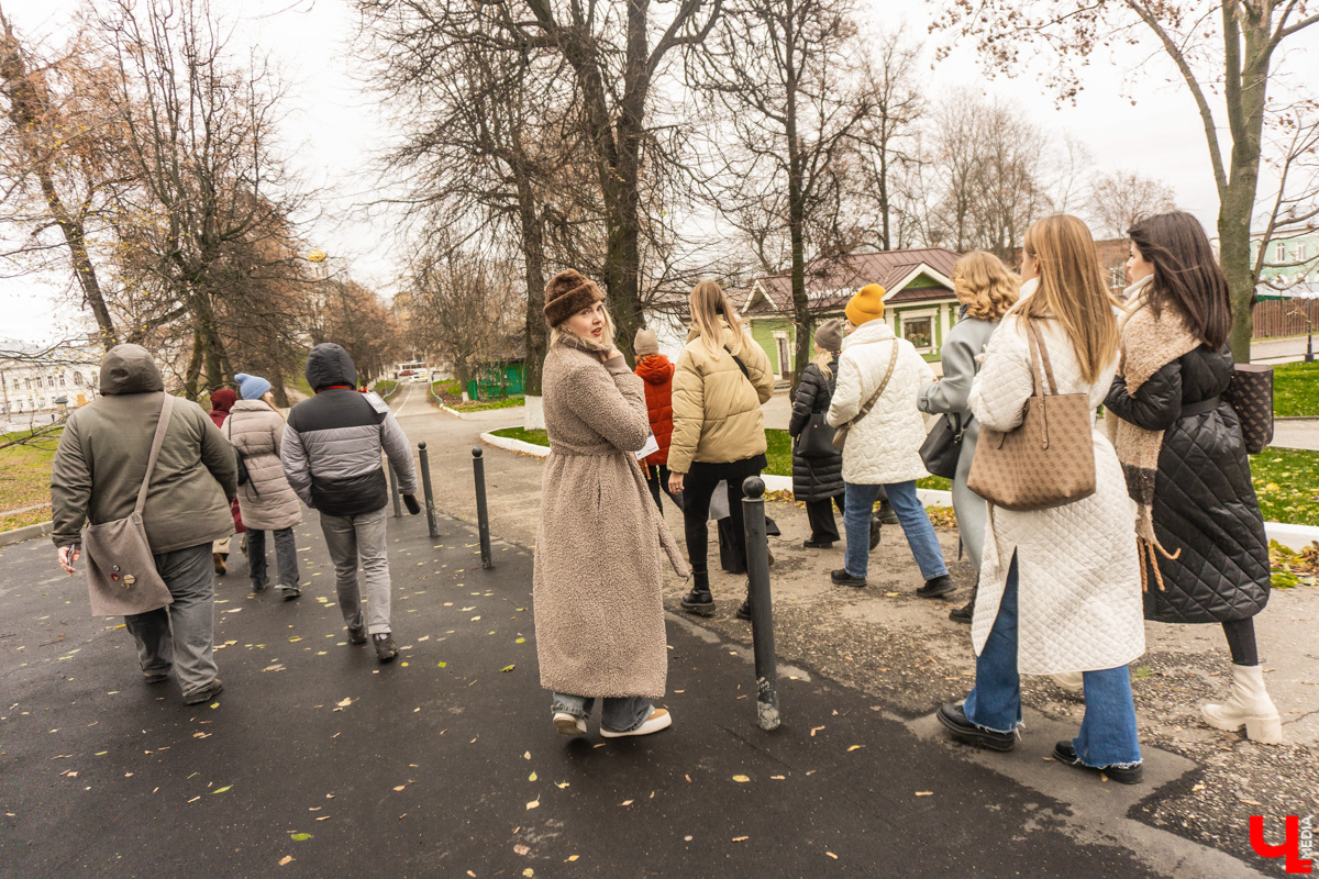 На пути к созданию шедевров Фёдор Достоевский преодолел немало трудностей, часть из которых и привели его в областной центр 33-го региона. Об этом рассказала местным инфлюенсерам экскурсовод Татьяна Лысова при участии рестораторов и музейных сотрудников.