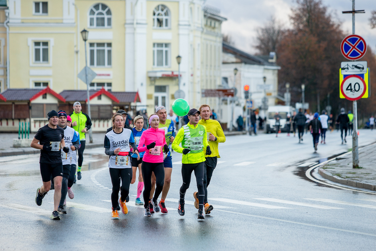 «Королева спорта» – легкая атлетика собрала в Суздале сильнейших спортсменов из разных регионов России. В минувшие выходные там прошел традиционный полумарафон. Участники соревновались на дистанциях 3 км, 10,5 км и 21,1 км.