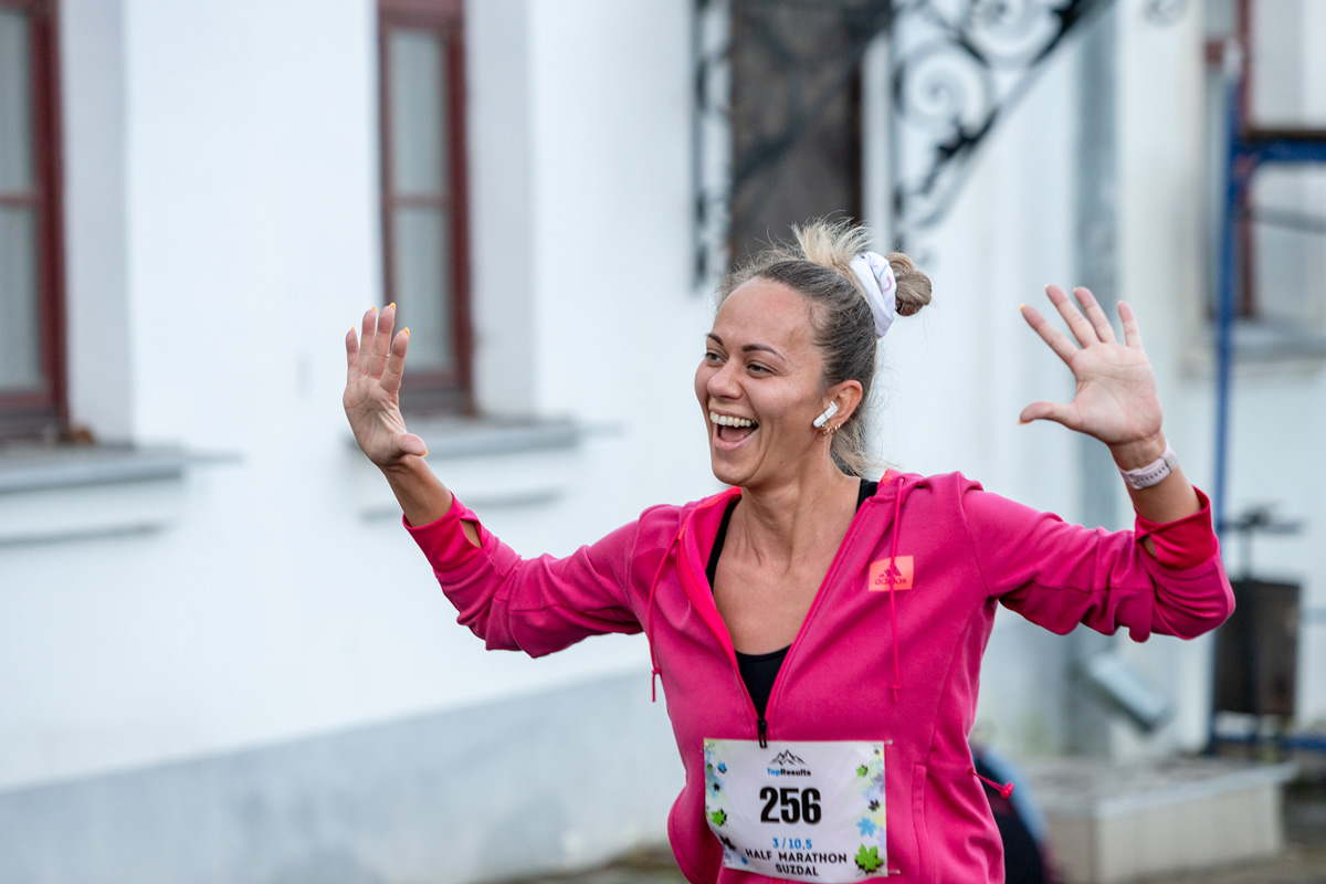 «Королева спорта» – легкая атлетика собрала в Суздале сильнейших спортсменов из разных регионов России. В минувшие выходные там прошел традиционный полумарафон. Участники соревновались на дистанциях 3 км, 10,5 км и 21,1 км.