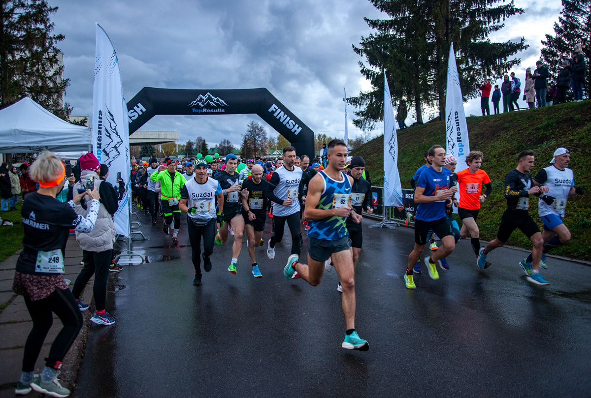 «Королева спорта» – легкая атлетика собрала в Суздале сильнейших спортсменов из разных регионов России. В минувшие выходные там прошел традиционный полумарафон. Участники соревновались на дистанциях 3 км, 10,5 км и 21,1 км.