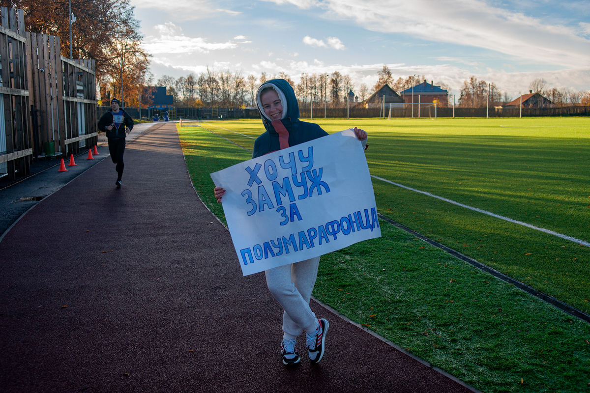 «Королева спорта» – легкая атлетика собрала в Суздале сильнейших спортсменов из разных регионов России. В минувшие выходные там прошел традиционный полумарафон. Участники соревновались на дистанциях 3 км, 10,5 км и 21,1 км.