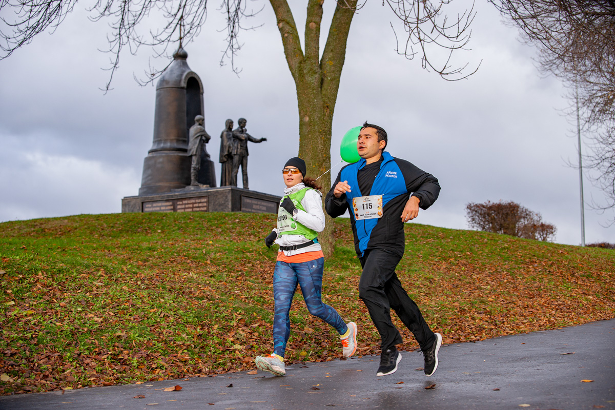 «Королева спорта» – легкая атлетика собрала в Суздале сильнейших спортсменов из разных регионов России. В минувшие выходные там прошел традиционный полумарафон. Участники соревновались на дистанциях 3 км, 10,5 км и 21,1 км.