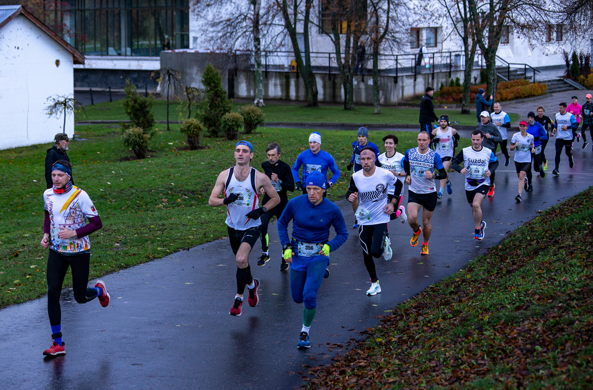 «Королева спорта» – легкая атлетика собрала в Суздале сильнейших спортсменов из разных регионов России. В минувшие выходные там прошел традиционный полумарафон. Участники соревновались на дистанциях 3 км, 10,5 км и 21,1 км.