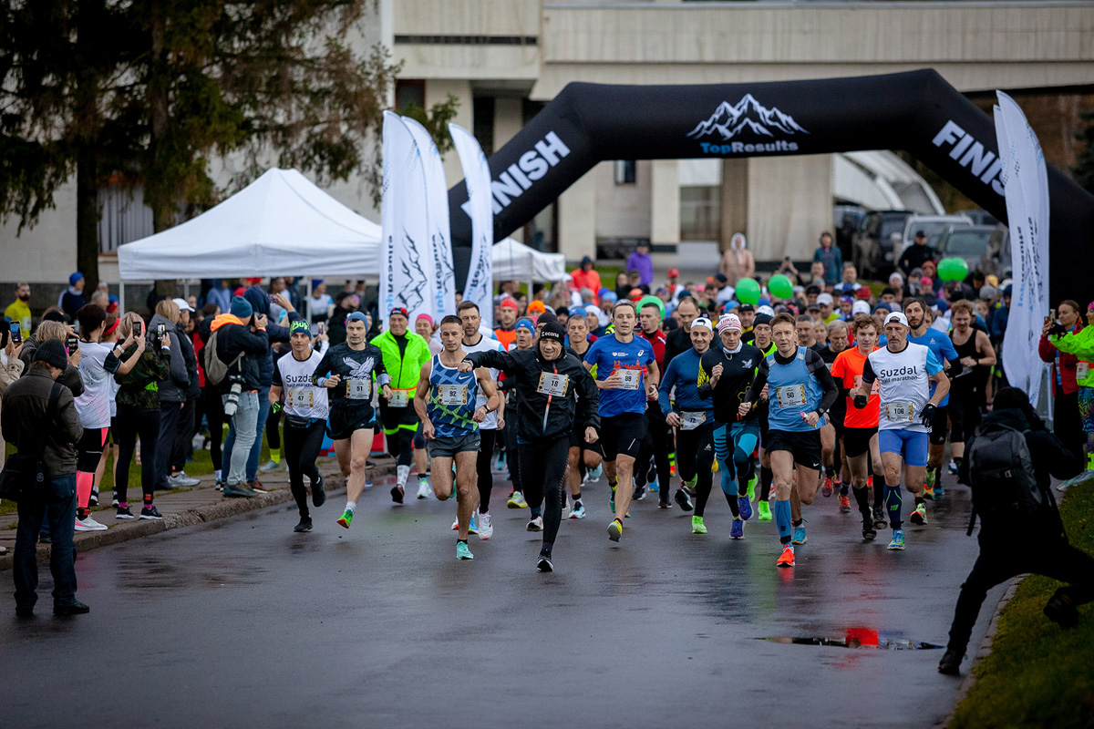 «Королева спорта» – легкая атлетика собрала в Суздале сильнейших спортсменов из разных регионов России. В минувшие выходные там прошел традиционный полумарафон. Участники соревновались на дистанциях 3 км, 10,5 км и 21,1 км.