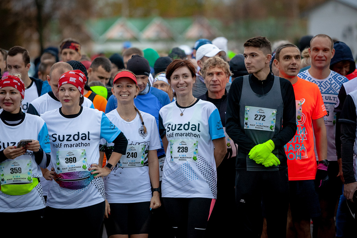 «Королева спорта» – легкая атлетика собрала в Суздале сильнейших спортсменов из разных регионов России. В минувшие выходные там прошел традиционный полумарафон. Участники соревновались на дистанциях 3 км, 10,5 км и 21,1 км.