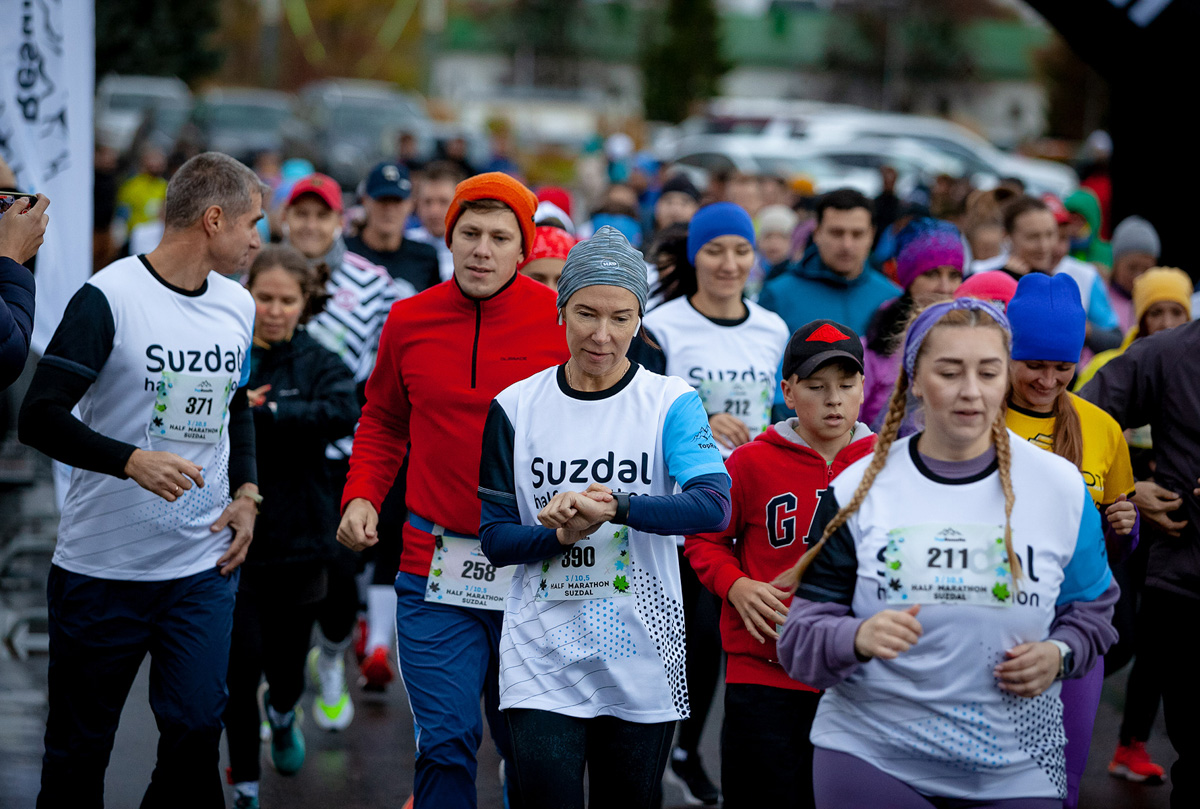«Королева спорта» – легкая атлетика собрала в Суздале сильнейших спортсменов из разных регионов России. В минувшие выходные там прошел традиционный полумарафон. Участники соревновались на дистанциях 3 км, 10,5 км и 21,1 км.