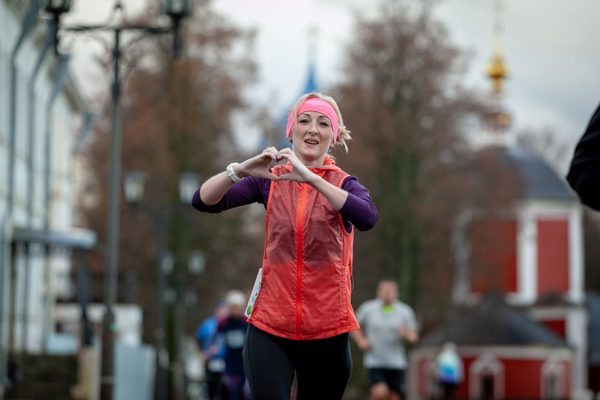 «Королева спорта» – легкая атлетика собрала в Суздале сильнейших спортсменов из разных регионов России. В минувшие выходные там прошел традиционный полумарафон. Участники соревновались на дистанциях 3 км, 10,5 км и 21,1 км.