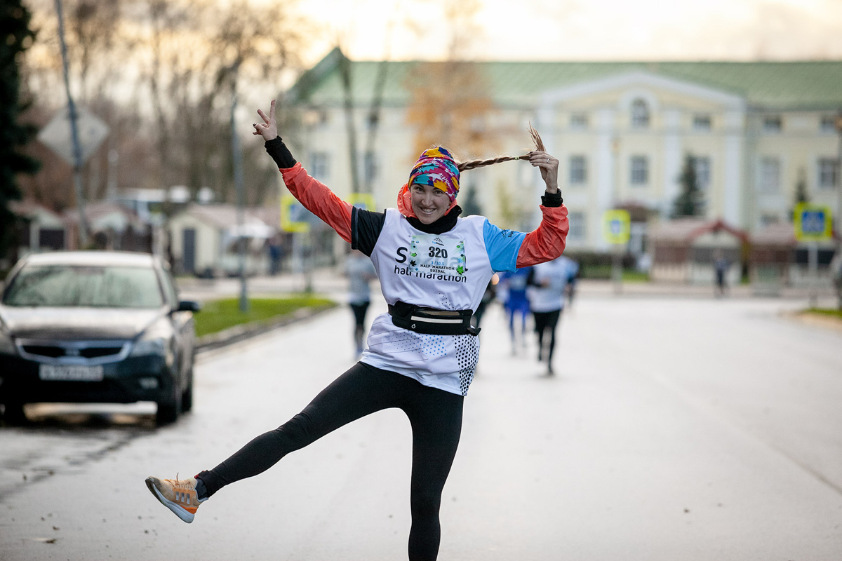 «Королева спорта» – легкая атлетика собрала в Суздале сильнейших спортсменов из разных регионов России. В минувшие выходные там прошел традиционный полумарафон. Участники соревновались на дистанциях 3 км, 10,5 км и 21,1 км.