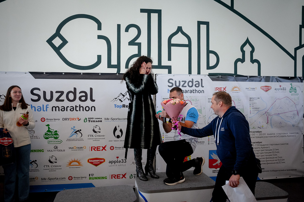 «Королева спорта» – легкая атлетика собрала в Суздале сильнейших спортсменов из разных регионов России. В минувшие выходные там прошел традиционный полумарафон. Участники соревновались на дистанциях 3 км, 10,5 км и 21,1 км.
