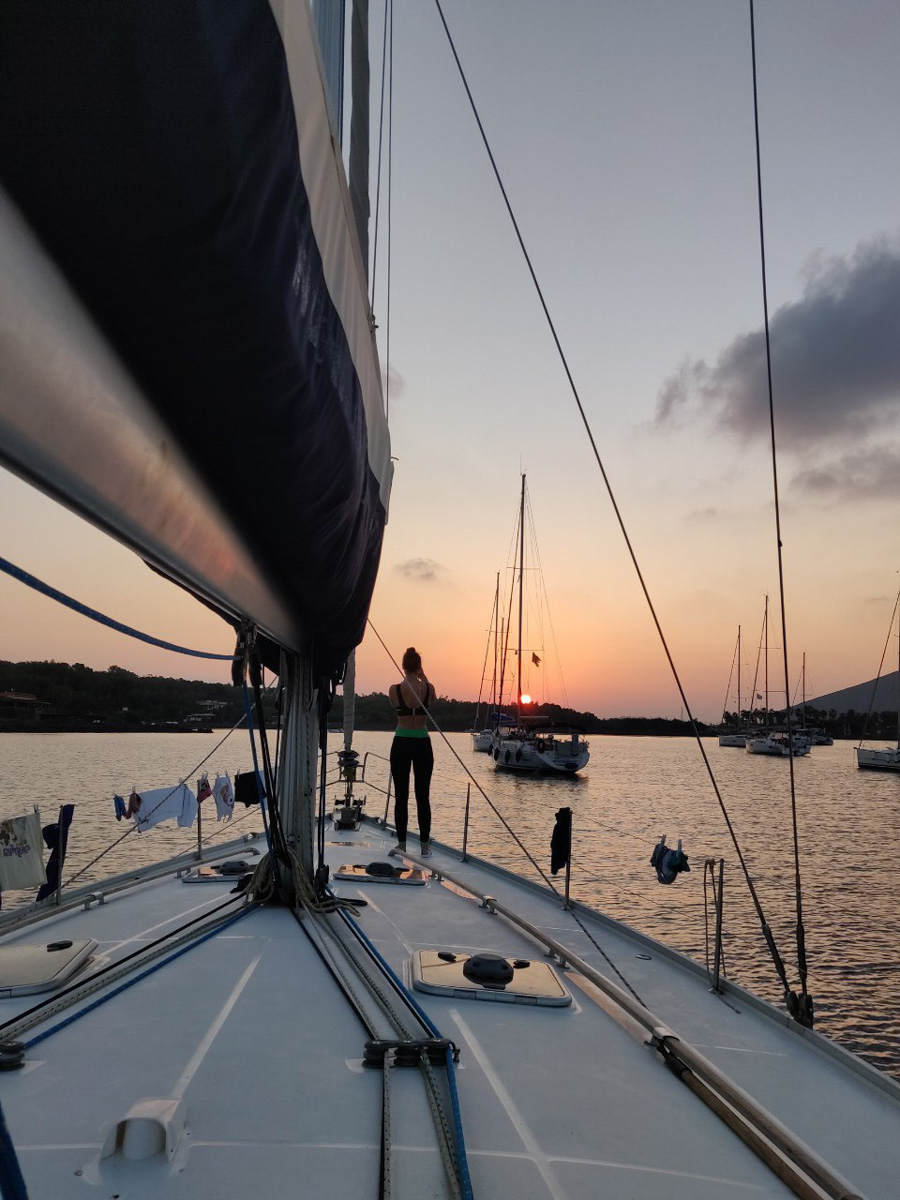 Плавание в компании дельфинов под огромной луной, шикарные восходы и закаты и даже извержение вулкана, которое можно наблюдать прямо с воды! О своих удивительных приключениях яхтенный капитан Наталья Шульга из Владимира поведала нашему изданию.