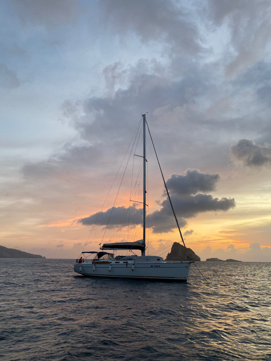 Плавание в компании дельфинов под огромной луной, шикарные восходы и закаты и даже извержение вулкана, которое можно наблюдать прямо с воды! О своих удивительных приключениях яхтенный капитан Наталья Шульга из Владимира поведала нашему изданию.