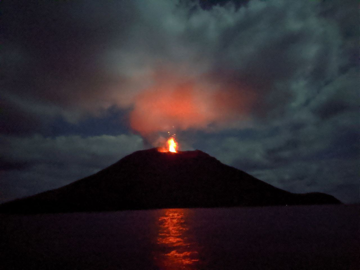 Плавание в компании дельфинов под огромной луной, шикарные восходы и закаты и даже извержение вулкана, которое можно наблюдать прямо с воды! О своих удивительных приключениях яхтенный капитан Наталья Шульга из Владимира поведала нашему изданию.