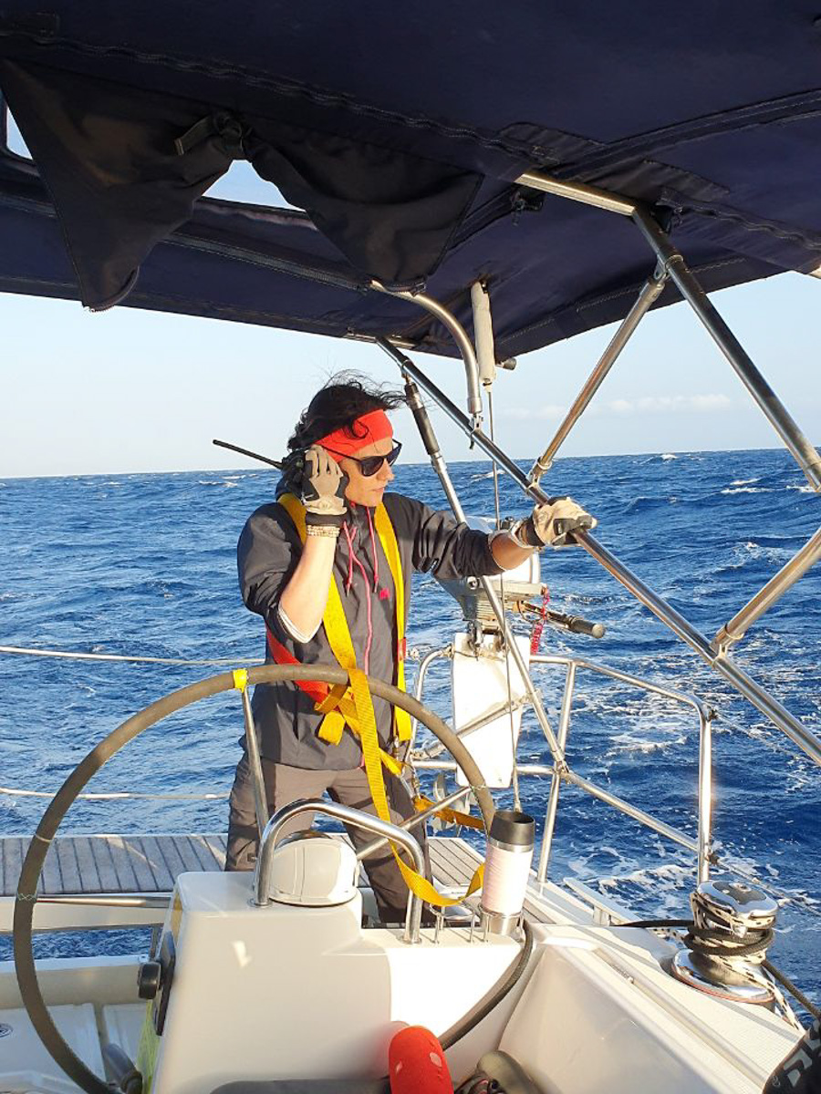 Плавание в компании дельфинов под огромной луной, шикарные восходы и закаты и даже извержение вулкана, которое можно наблюдать прямо с воды! О своих удивительных приключениях яхтенный капитан Наталья Шульга из Владимира поведала нашему изданию.