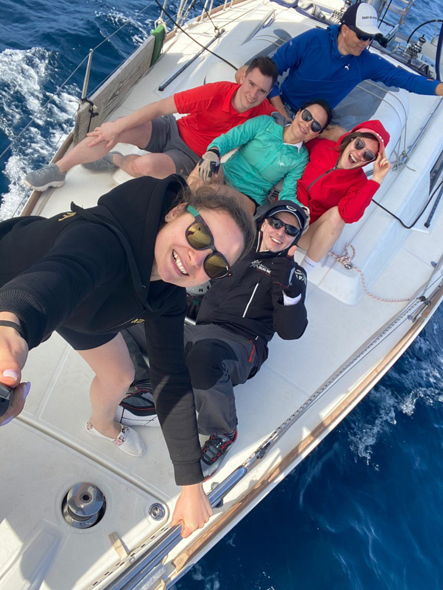 Плавание в компании дельфинов под огромной луной, шикарные восходы и закаты и даже извержение вулкана, которое можно наблюдать прямо с воды! О своих удивительных приключениях яхтенный капитан Наталья Шульга из Владимира поведала нашему изданию.