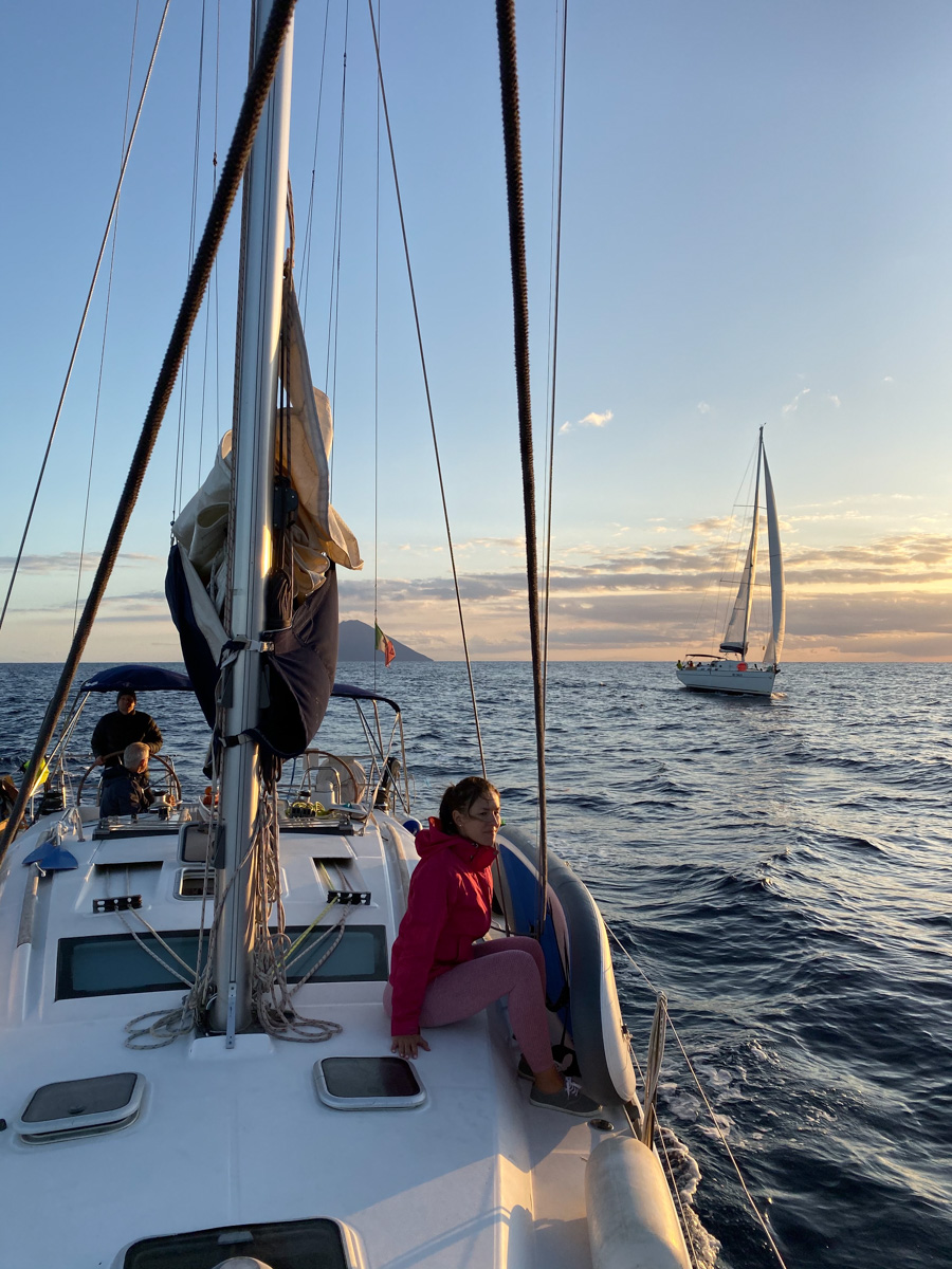 Плавание в компании дельфинов под огромной луной, шикарные восходы и закаты и даже извержение вулкана, которое можно наблюдать прямо с воды! О своих удивительных приключениях яхтенный капитан Наталья Шульга из Владимира поведала нашему изданию.