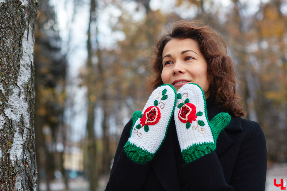 Могут ли варежки стать главным акцентом любого модного образа? Да! Доказано талантливой жительницей Владимира. Елена Королева – новая героиня рубрики «Свой стиль» – готова согреть вас своими работами в этот прохладный ноябрь.