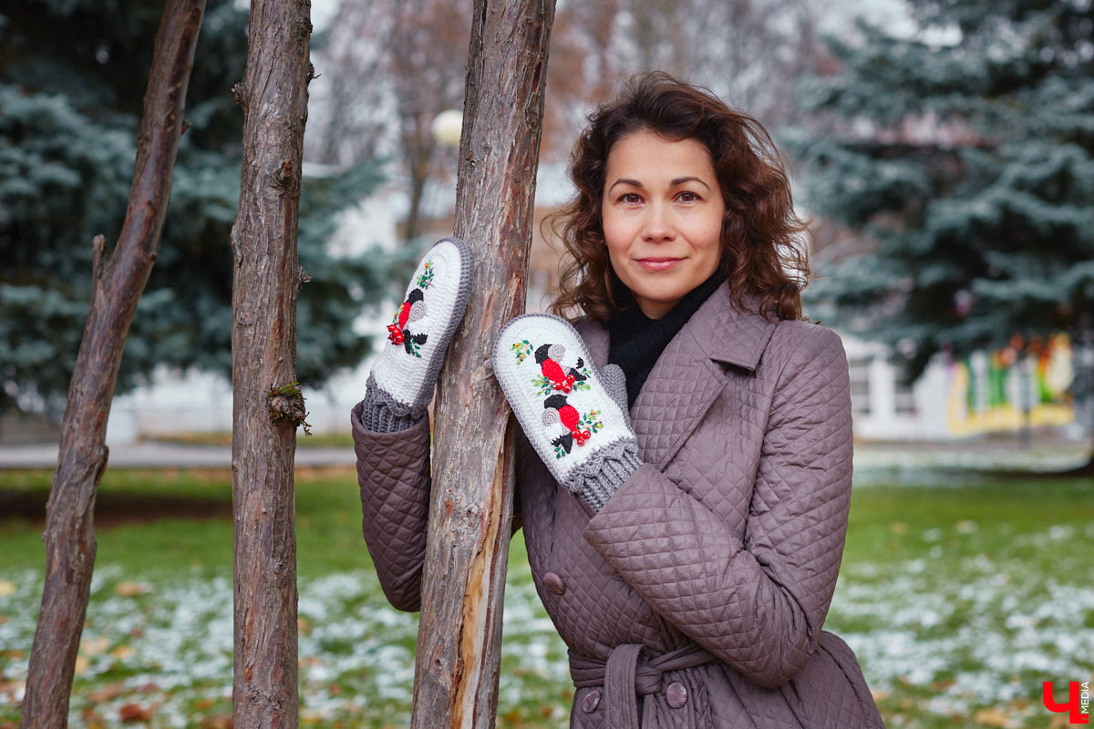 Могут ли варежки стать главным акцентом любого модного образа? Да! Доказано талантливой жительницей Владимира. Елена Королева – новая героиня рубрики «Свой стиль» – готова согреть вас своими работами в этот прохладный ноябрь.