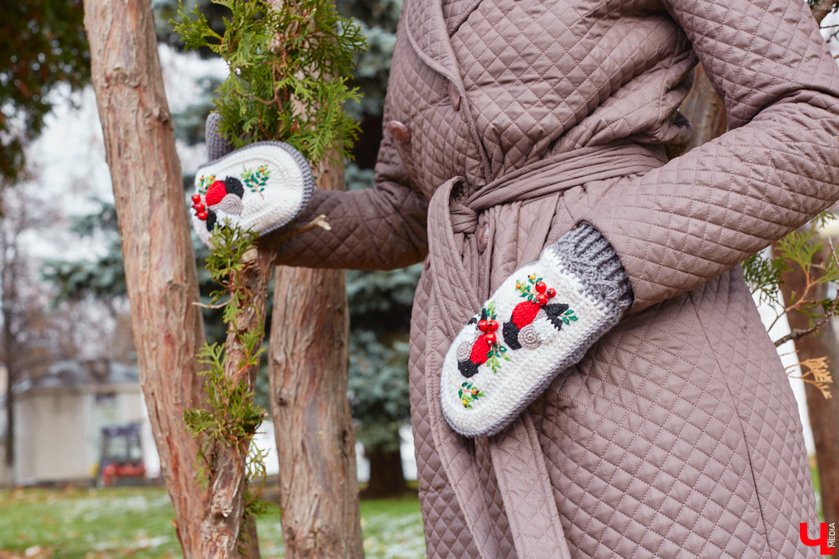 Могут ли варежки стать главным акцентом любого модного образа? Да! Доказано талантливой жительницей Владимира. Елена Королева – новая героиня рубрики «Свой стиль» – готова согреть вас своими работами в этот прохладный ноябрь.