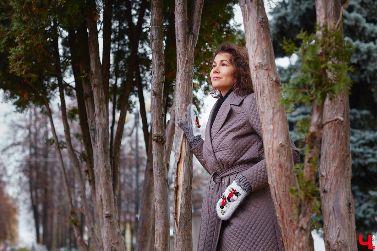 Могут ли варежки стать главным акцентом любого модного образа? Да! Доказано талантливой жительницей Владимира. Елена Королева – новая героиня рубрики «Свой стиль» – готова согреть вас своими работами в этот прохладный ноябрь.