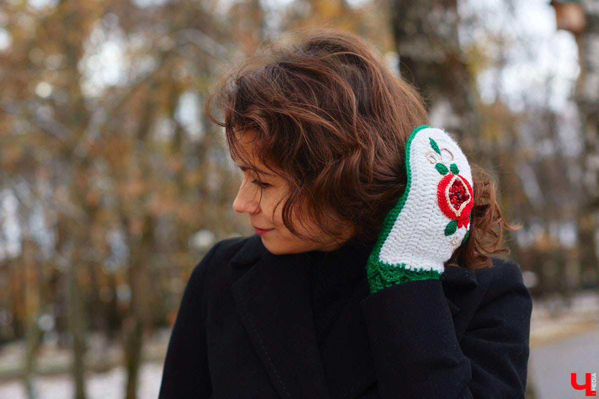 Могут ли варежки стать главным акцентом любого модного образа? Да! Доказано талантливой жительницей Владимира. Елена Королева – новая героиня рубрики «Свой стиль» – готова согреть вас своими работами в этот прохладный ноябрь.