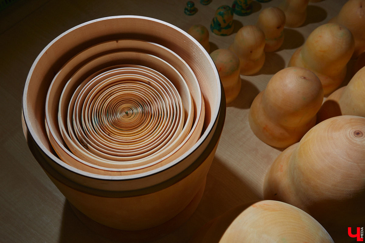 Мастера мануфактуры «Владимиро-Суздальские узоры» готовы удивлять. На этот раз художники взялись за роспись большой матрешки, которая состоит из пятидесяти частей. Игрушка – повторение рекорда 55-летней давности.